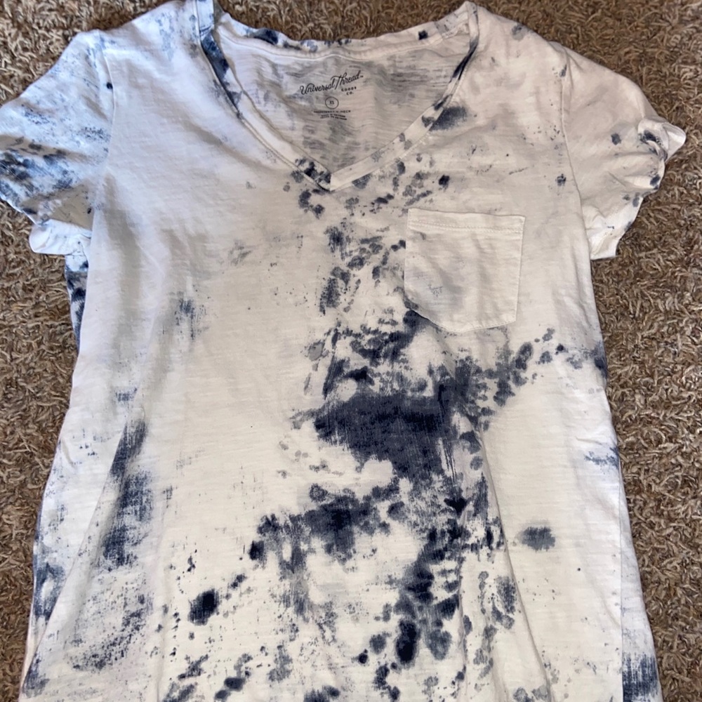 V-neck t-shirt